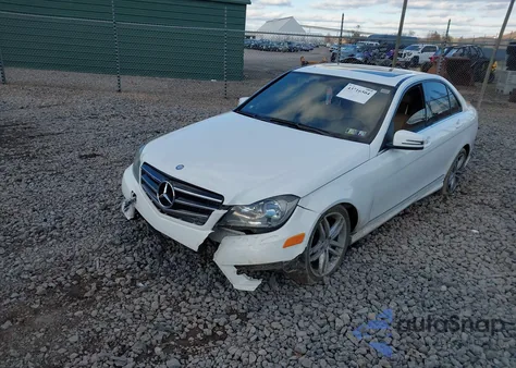 2013 Mercedes-Benz C 300 Sport 4Matic z USA, uszkodzony, nr VIN WDDGF8AB8DR266742